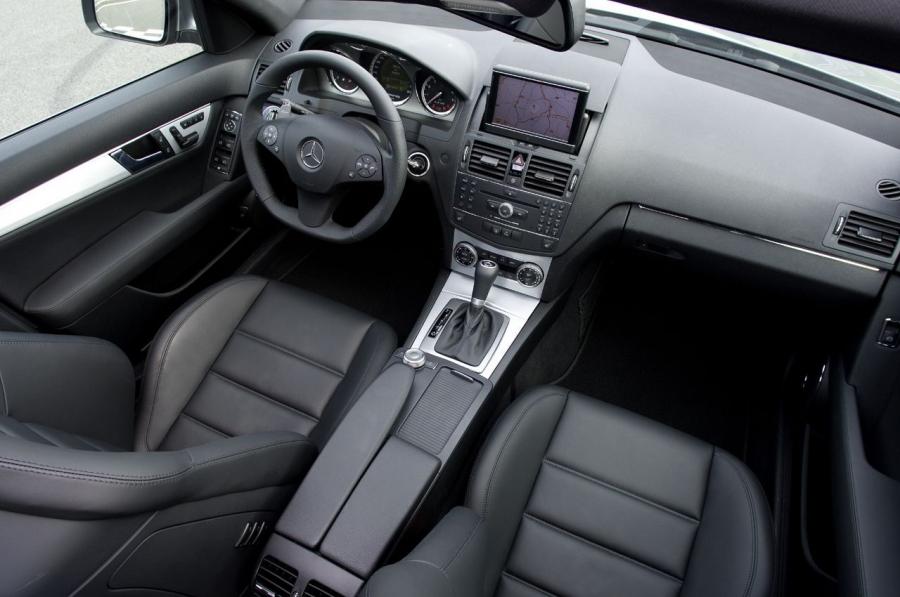  Mercedes-Benz C63 AMG 2008 года  (фото 19 из 26)